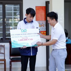 dai dien green group trao nhung suat hoc bong cho cac ban hoc sinh kho khan truong thpt so 1 duc pho