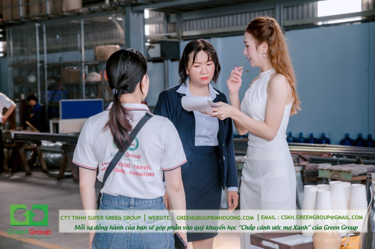 nhan su dang trao doi voi khach hang