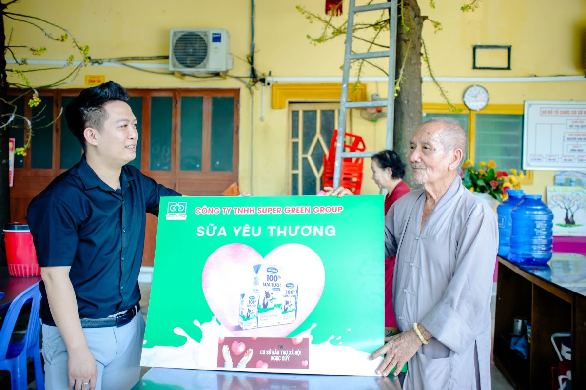 trao những phần quà đến cơ sở bảo trợ xã hội ngọc quý