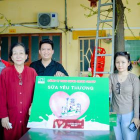 tặng những thùng sữa cho cơ sở