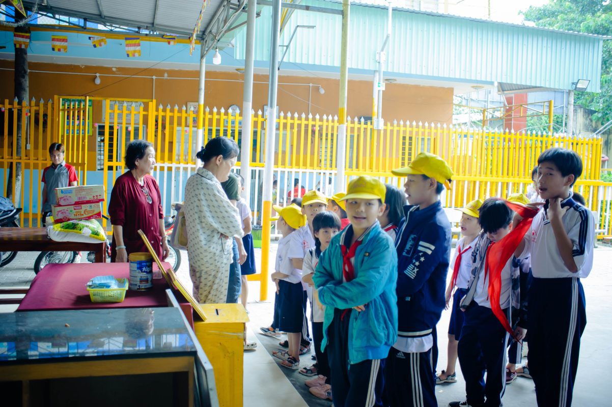 những đứa trẻ mới vừa đi học về