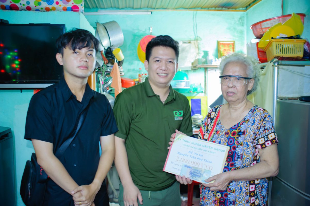 trao quà đến gia đình Thịnh