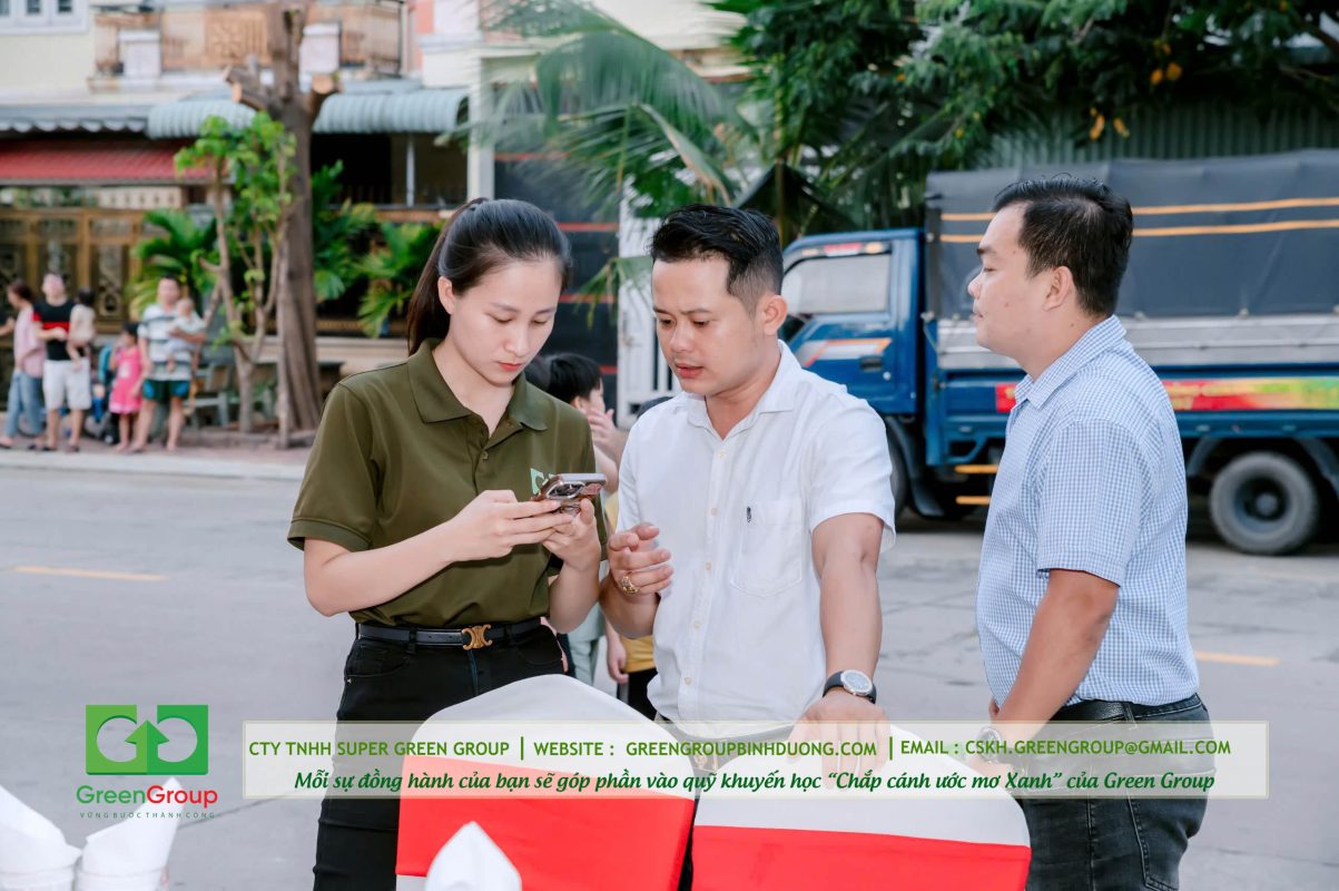 green group đang trao đổi với đối tác