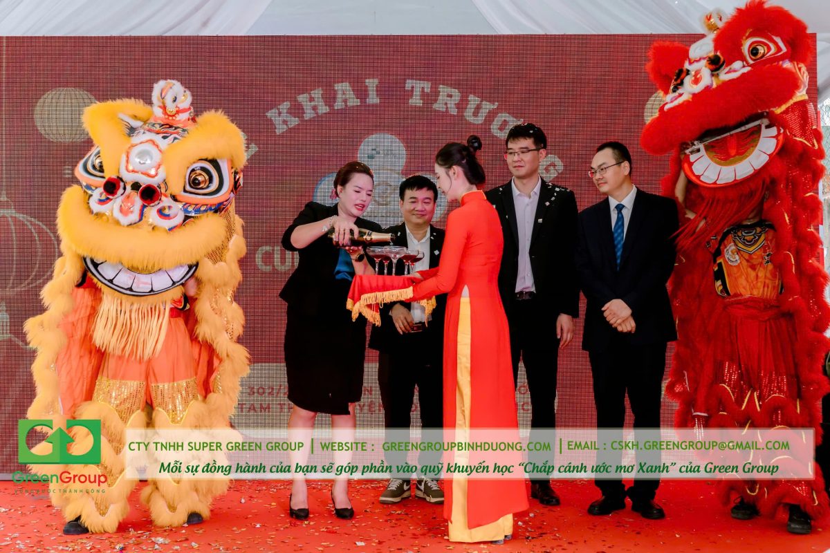 rót rượu chúc mừng