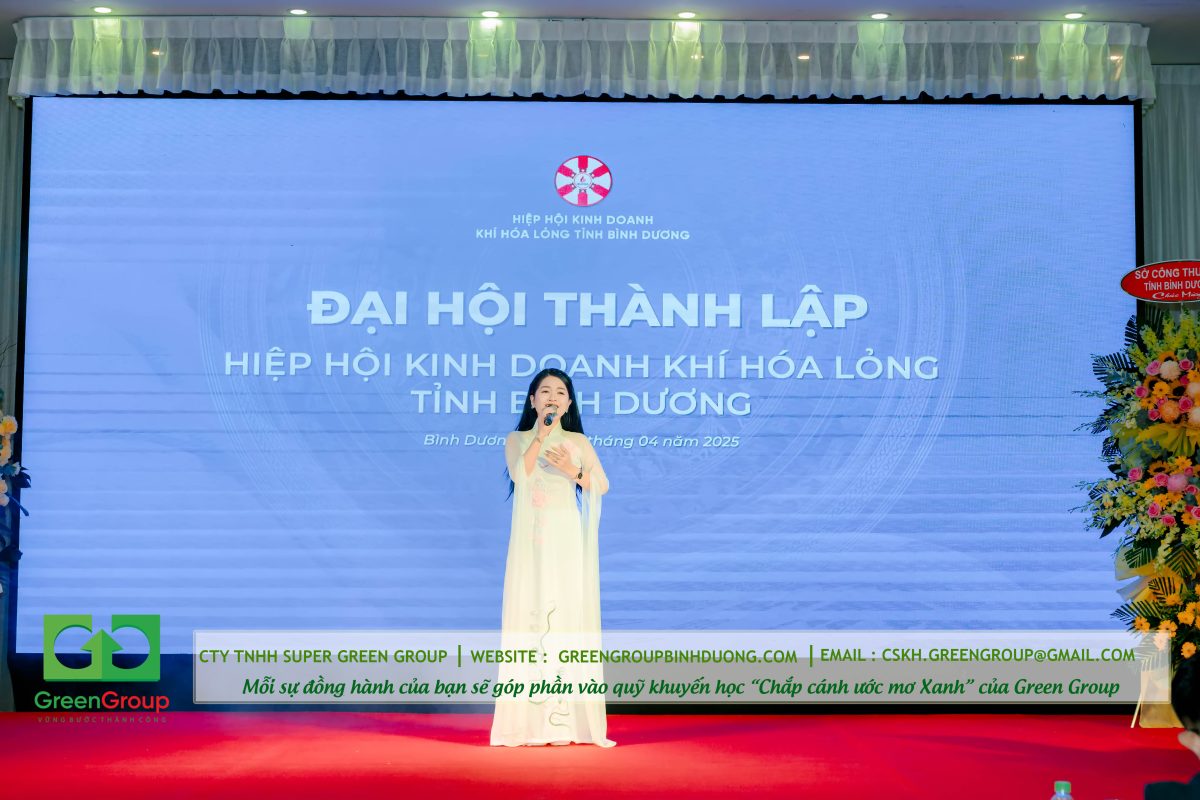 ca sĩ hát trong hội nghị