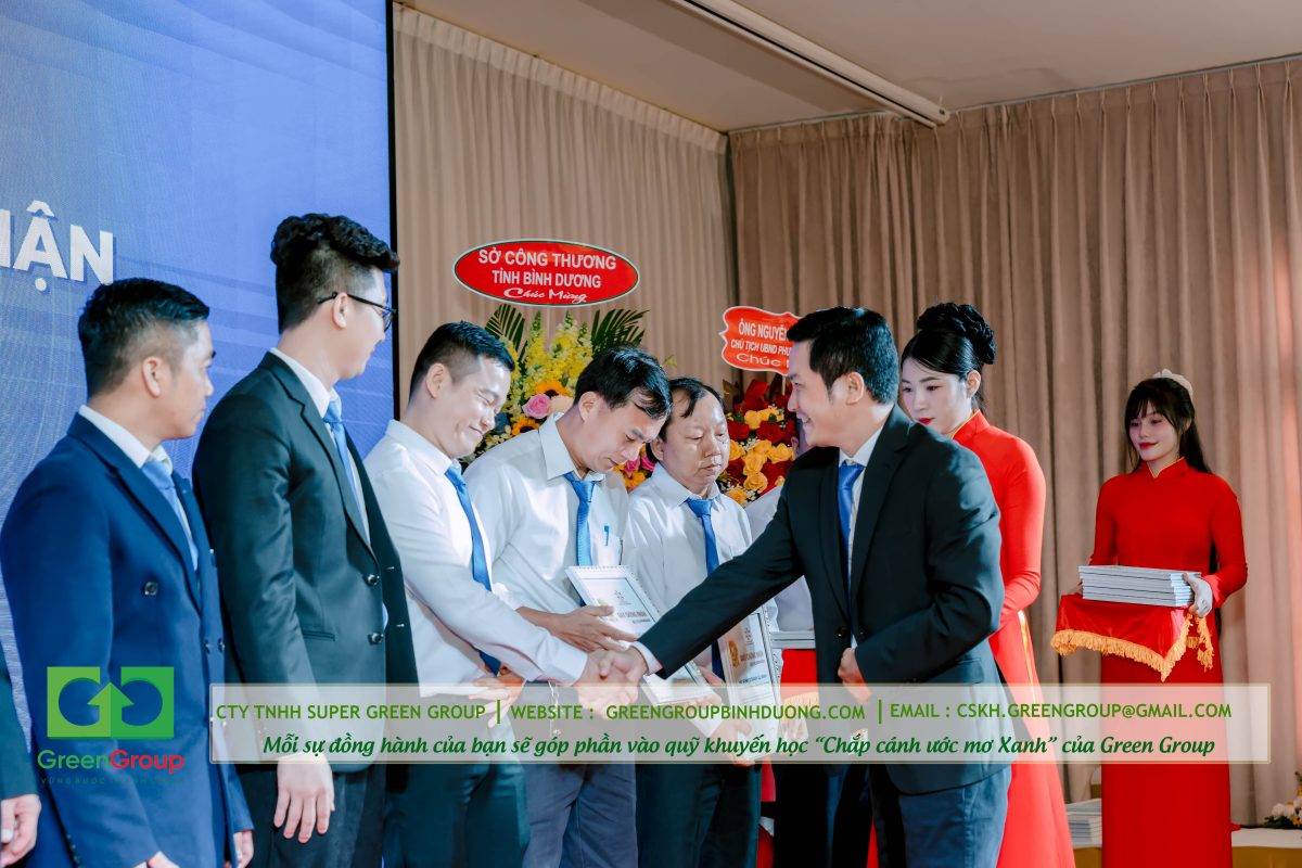 bắt tay chúc mừng