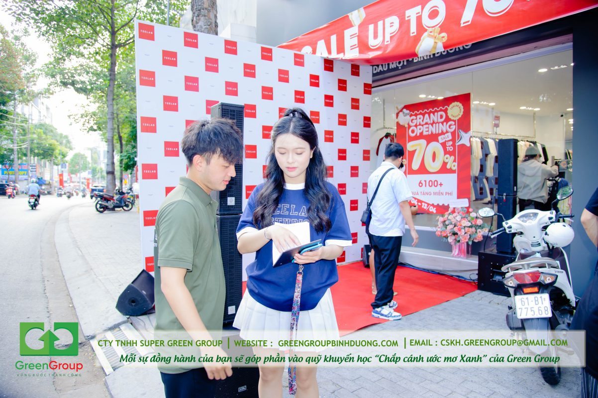 MC trao đổi kịch bản với nhân sự Green