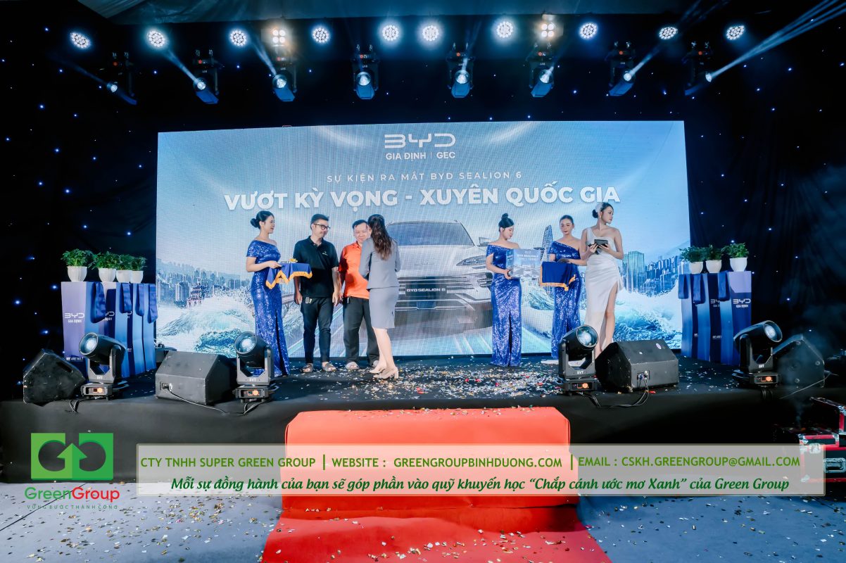 trao giải thưởng cho khách hàng