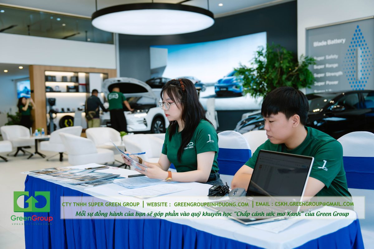 lễ tân đón tiếp khách hàng