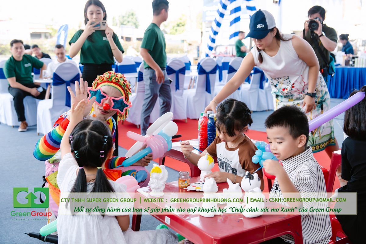 các bé chơi trò chơi tô tượng