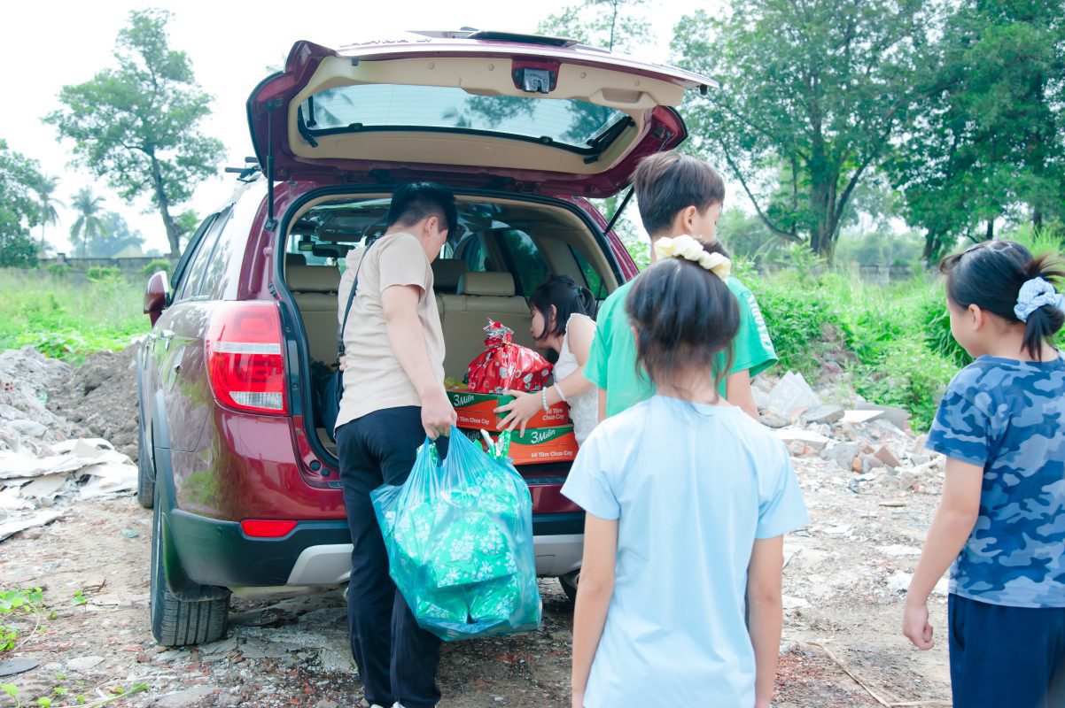 đội ngũ green group chuẩn bị quà